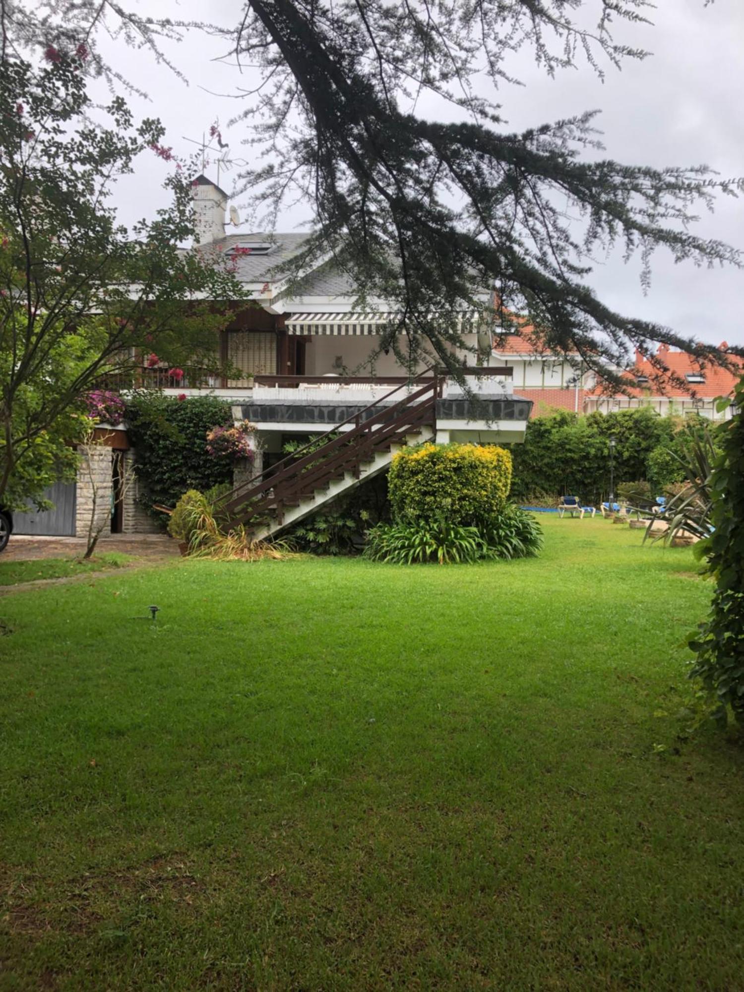 Al Lado De La Playa Con Piscina Privada, Jardin Y Barbacoa, Fronton, 6 Holiday home Laredo